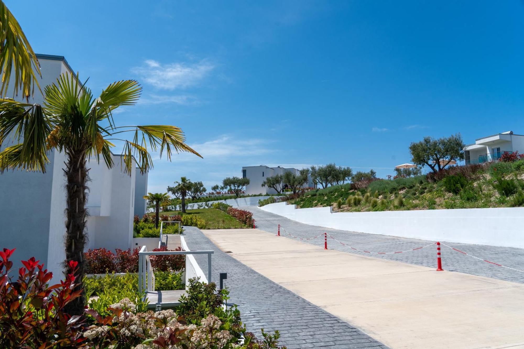 Sani Beverly Hills Luxury Vila *